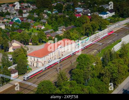 Gare de Kaisiadorys, Lituanie. Vue aérienne drone photo de la gare de passagers et de marchandises avec le train passant par Banque D'Images