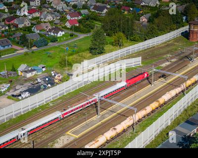 Gare de Kaisiadorys, Lituanie. Vue aérienne drone photo de la gare de passagers et de marchandises avec le train passant par Banque D'Images