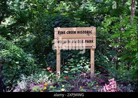 Oregon, Illinois, États-Unis. Une petite zone de parc près d'un vieux pont en bois qui porte une route rurale sur une voie ferrée de Burlington Northern Santa Fe. Banque D'Images