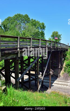 Oregon, Illinois, États-Unis. Un vieux pont en bois transporte une route rurale au-dessus d'une voie ferrée du Burlington Northern Santa Fe dans le centre-nord de l'Illinois. Banque D'Images