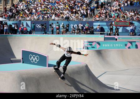 Paris, France. 06 août 2024. Dora Varella du Brésil pratique avant le début de la finale du Women's Park lors de la compétition de skateboard des Jeux olympiques d'été 2024 à la place de la Concorde, à Paris, France, le mardi 6 août, 2024. L'australienne Arisa Trew, treize ans, a remporté la médaille d'or. Photo de Maya Vidon-White/UPI crédit : UPI/Alamy Live News Banque D'Images