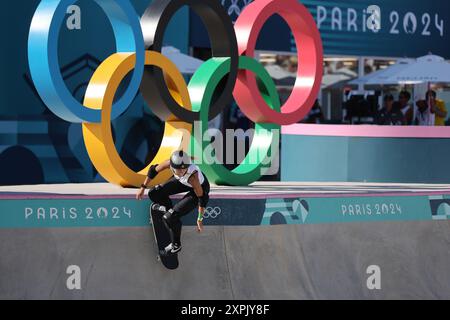 Paris, France. 06 août 2024. Dora Varella du Brésil pratique avant le début de la finale du Women's Park lors de la compétition de skateboard des Jeux olympiques d'été 2024 à la place de la Concorde, à Paris, France, le mardi 6 août, 2024. L'australienne Arisa Trew, treize ans, a remporté la médaille d'or. Photo de Maya Vidon-White/UPI crédit : UPI/Alamy Live News Banque D'Images