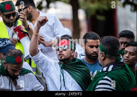 Madrid, Espagne. 06 août 2024. Des personnes protestant pendant une manifestation. La communauté bangladaise de Madrid s’est réunie sur la place Lavapies pour célébrer la démission du premier ministre bangladais Sheikh Hasina, qui s’est enfui en Inde, et a exigé la tenue d’élections démocratiques. Crédit : Marcos del Mazo/Alamy Live News Banque D'Images