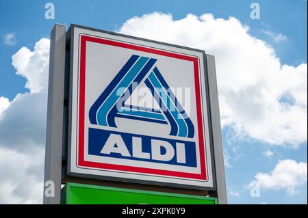 Geeste-Dalum, basse-Saxe, Allemagne, 14 juillet 2024 - enseigne de l'épicerie discounter Aldi Banque D'Images