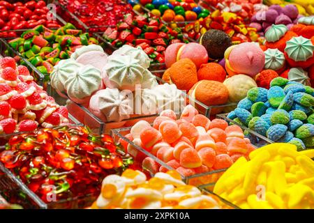 Assortiment de divers bonbons gelés colorés à un étal sucré dans un marché à Barcelone, Espagne, étal de bonbons gelés multicolores Banque D'Images