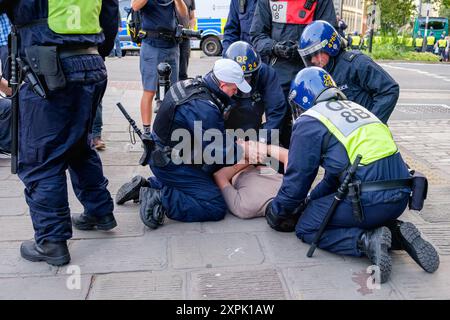 Bristol Enough is Enough Protest Riot - Un manifestant est arrêté par la police à Bristol alors que la violence éclate à Enough is Enough Protest 03-08-2024 Banque D'Images