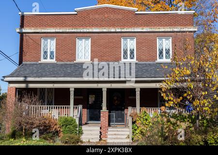 Ottawa, Canada - 4 novembre 2023 : extérieur de la maison jumelée à l'automne Banque D'Images