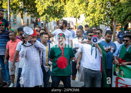 Madrid, Espagne. 06 août 2024. La communauté bangladaise vivant en Espagne, représentée et convoquée à Madrid par l'organisation 'Valiente Bangla', a célébré cet après-midi sur la place Lavapies la démission du premier ministre Sheikh Hasina et a soutenu les étudiants qui manifestent au Bangladesh contre la corruption du gouvernement. Crédit : D. Canales Carvajal/Alamy Live News Banque D'Images