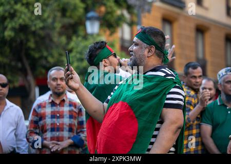 Madrid, Espagne. 06 août 2024. La communauté bangladaise vivant en Espagne, représentée et convoquée à Madrid par l'organisation 'Valiente Bangla', a célébré cet après-midi sur la place Lavapies la démission du premier ministre Sheikh Hasina et a soutenu les étudiants qui manifestent au Bangladesh contre la corruption du gouvernement. Crédit : D. Canales Carvajal/Alamy Live News Banque D'Images