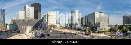 Paris, France - 4 août 2024 : vue panoramique du centre financier de la Défense avec décorations olympiques Banque D'Images