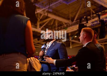 Philadelphie, États-Unis. 06 août 2024. Le lieutenant-gouverneur Austin Davis est interviewé avant la vice-présidente américaine Kamala Harris présentant sa colistière de 2024 le gouverneur Tim Walz, du Minnesota, lors d'un rassemblement au Liacouras Center de Philadelphie le 6 août 2024. L'événement marque le début d'une tournée d'État sur le champ de bataille pour présenter le billet démocrate aux électeurs. (Photo de Bastiaan Slabbers/Sipa USA) crédit : Sipa USA/Alamy Live News Banque D'Images