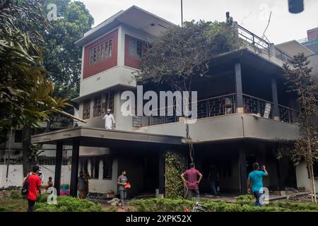 Dhaka, Bangladesh. 06 août 2024. Les gens se rassemblent au Musée commémoratif de Bangabandhu du cheikh Mujibur Rahman, le père fondateur du Bangladesh et parent du premier ministre déchu Sheikh Hasina, après qu'il ait été incendié par des manifestants antigouvernementaux. Les familles des prisonniers politiques emprisonnés secrètement au Bangladesh sous le régime autocratique du premier ministre évincé Sheikh Hasina attendaient désespérément des nouvelles de leurs proches, certains des disparus ayant été libérés. (Photo de Sazzad Hossain/SOPA images/SIPA USA) crédit : SIPA USA/Alamy Live News Banque D'Images