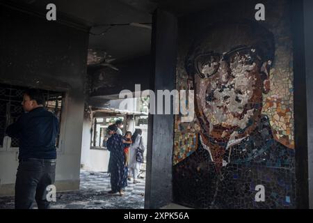 Dhaka, Bangladesh. 06 août 2024. Un portrait du cheikh Mujibur Rahman, le père fondateur du Bangladesh et le parent du premier ministre déchu Sheikh Hasina, est endommagé au Musée commémoratif de Bangabandhu, après avoir été incendié par des manifestants antigouvernementaux. Les familles des prisonniers politiques emprisonnés secrètement au Bangladesh sous le régime autocratique du premier ministre évincé Sheikh Hasina attendaient désespérément des nouvelles de leurs proches, certains des disparus ayant été libérés. (Photo de Sazzad Hossain/SOPA images/SIPA USA) crédit : SIPA USA/Alamy Live News Banque D'Images