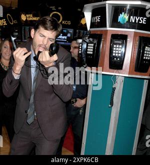 Manhattan, États-Unis d'Amérique. 06 août 2013. NEW YORK, NY - 06 AOÛT : L'acteur Ashton Kutcher, star de 'Jobs' sonne la cloche d'ouverture de NYSE le 6 août 2013 à New York, États-Unis. Personnes : Ashton Kutcher crédit : Storms Media Group/Alamy Live News Banque D'Images