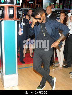 Manhattan, États-Unis d'Amérique. 05 juillet 2013. NEW YORK, NY - 3 JUILLET : Singer Usher sonne la cloche de clôture à la Bourse de New York le 3 juillet 2013 à New York. People : Usher Credit : Storms Media Group/Alamy Live News Banque D'Images