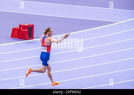 Saint Denis, France. 06 août 2024. Cole Hocker (USA) Médaille d'Or, Athlétisme, finale du 1500m masculin lors des Jeux Olympiques de Paris 2024 le 6 août 2024 au stade de France à Saint-Denis près de Paris, France - photo Baptiste Autissier/Panoramic/DPPI Media Credit : DPPI Media/Alamy Live News Banque D'Images