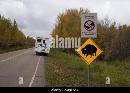 Panneau de signalisation signalant que le bison des plaines se promène dans le parc national Elk Island en Alberta au Canada. Banque D'Images