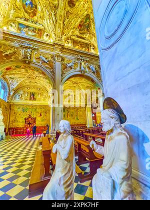 BERGAME, ITALIE - 7 AVRIL 2022 : les sculptures médiévales en marbre des Saints dans la salle de prière de la Basilique Santa Maria Maggiore, Bergame, Italie Banque D'Images