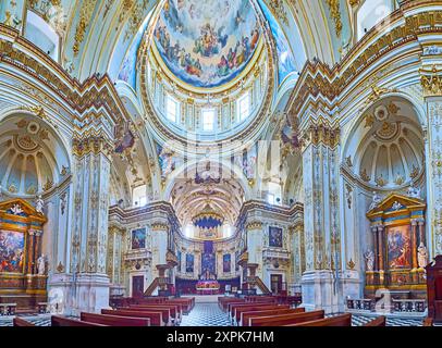 BERGAME, ITALIE - 7 AVRIL 2022 : intérieur panoramique du Duomo di Bergamo (cathédrale de Bergame) avec des autels latéraux ornés et chef-d'œuvre de la chapelle principale (Cappel Banque D'Images