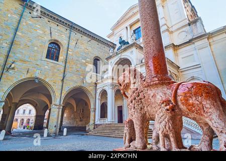 Palazzo della Ragione et Duomo di Bergamo de la Porta dei Leoni Rossi sculptée (porte des Lions rouges) de la basilique Santa Maria Mggiore, Bergame, Ita Banque D'Images