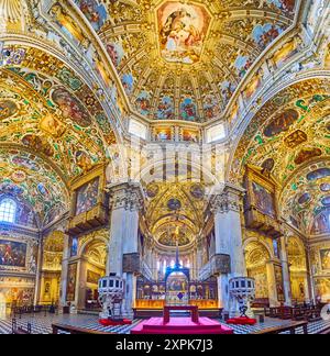 BERGAME, ITALIE - 7 AVRIL 2022 : Basilique de Santa Maria Maggiore intérieur panoramique avec de riches décorations dorées et stuc, tapisseries, peintures, colu Banque D'Images