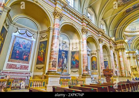 BERGAME, ITALIE - 7 AVRIL 2022 : les chapelles latérales de la basilique Sant'Alessandro in Colonna, décorées de peintures historiques et d'autels en pierre sculptée, Banque D'Images