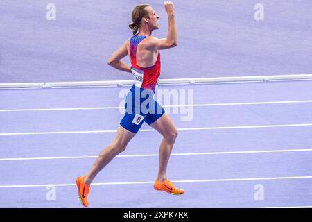 Cole Hocker (USA) Médaille d'Or, Athlétisme, finale du 1500m masculin&#39;s lors des Jeux Olympiques de Paris 2024 le 6 août 2024 au stade de France à Saint-Denis près de Paris Banque D'Images