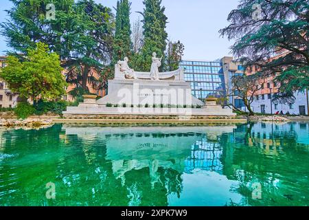 BERGAME, ITALIE - 7 AVRIL 2022 : le monument en pierre blanche à Gaetano Donizetti et la fontaine devant elle, Citta Bassa, Bergame, Italie Banque D'Images