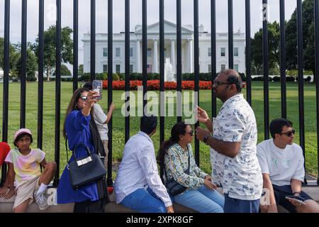 Washington, États-Unis. 06 août 2024. Les touristes prennent des photos sur Pennsylvania Avenue face à la pelouse nord de la Maison Blanche le mardi 6 août 2024. (Photo de Aaron Schwartz/Sipa USA) crédit : Sipa USA/Alamy Live News Banque D'Images