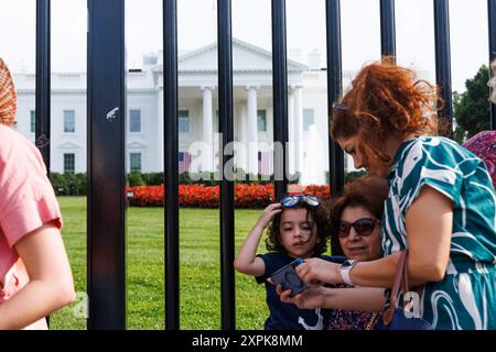 Washington, États-Unis. 06 août 2024. Les touristes prennent des photos sur Pennsylvania Avenue face à la pelouse nord de la Maison Blanche le mardi 6 août 2024. (Photo de Aaron Schwartz/Sipa USA) crédit : Sipa USA/Alamy Live News Banque D'Images