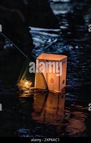 Salisbury, Wiltshire, Royaume-Uni, 6 août 2024. Campagne pour le désarmement nucléaire chandelles flottant reflétant la coutume japonaise des lanternes flottantes à la mémoire des morts. En souvenir de plus de 340 000 personnes qui sont mortes à la suite des bombes atomiques larguées sur Hiroshima et Nagasaki en août 1945, ainsi que de celles qui ont péri à la suite de tout le cycle nucléaire. Le flotteur de bougie comprenait des lanternes décorées par des enfants du lycée Kyoso à Hiroshima, au Japon, dans le cadre d'un engagement conjoint avec la CND pour débarrasser le monde des armes nucléaires. Crédit John Rose/Alamy Live News Banque D'Images