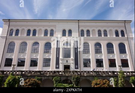 BERGEN, NORVÈGE - 11 AOÛT 2016 : White aula building Universitetsaulaen de l'Université de Bergen en Norvège Banque D'Images