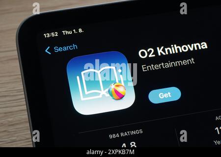 OSTRAVA, RÉPUBLIQUE TCHÈQUE - 1er AOÛT 2024 : l'application mobile O2 Knihovna sur l'App Store d'Apple sera installée Banque D'Images