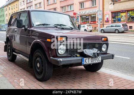 OSTRAVA, RÉPUBLIQUE TCHÈQUE - 25 SEPTEMBRE 2023 : VAZ Lada 2121 Niva voiture russe hors route dans les rues d'Ostrava Banque D'Images