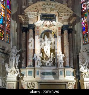Intérieur de la cathédrale de Milan (il Duomo di Milano) montrant la zone de l'autel. Banque D'Images