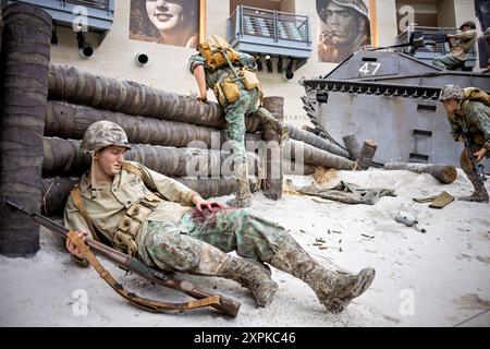 Musée national du corps des Marines Tarawa exposition Triangle Virginie // TRIANGLE, Virginie, États-Unis — L'exposition 'débarquement à Tarawa (1943)' au Musée national du corps des Marines à Triangle, Virginie. Cette exposition présente la bataille charnière de la seconde Guerre mondiale qui a testé la doctrine d'assaut amphibie du corps des Marines. L'exposition met en évidence le rôle crucial des tracteurs amphibiens, ou « alligators », dans le franchissement de la barrière de récif corallien pendant la bataille de trois jours en novembre 1943. Banque D'Images