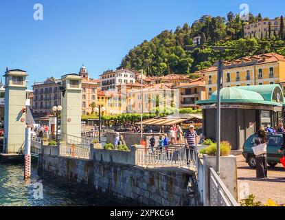 Quais à Bellagio, Italie sur le lac de Côme. La ville est connue sous le nom de zone commerçante. Banque D'Images