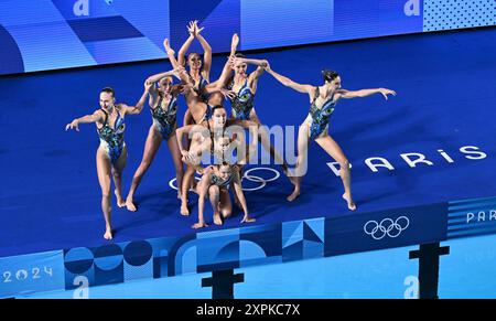 Saint Denis. 6 août 2024. Team Australia concourra lors de la routine libre par équipe de natation artistique aux Jeux Olympiques de Paris 2024 à Saint-Denis, France, le 6 août 2024. Crédit : Xia Yifang/Xinhua/Alamy Live News Banque D'Images