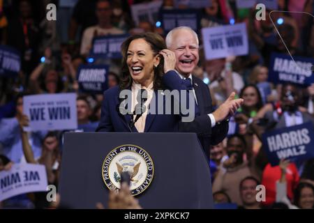 Philadelphie, États-Unis. 06 août 2024. La vice-présidente Kamala Harris monte sur scène lors de son premier rassemblement de campagne après avoir choisi Tim Walz, gouverneur du Minnesota, comme vice-président de la course à l'Université Temple, le mardi 6 août 2024 à Philadelphie, PA. Photo de Jemal Countess/UPI crédit : UPI/Alamy Live News Banque D'Images