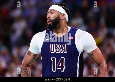 Paris, France, 6 août 2024. Anthony Davis (14) de Team United States regarde lors du match des Jeux Olympiques de Paris 2024 du quart de finale masculin de basket-ball entre les États-Unis et le Brésil au Bercy Arena le 6 août 2024 à Paris, France. Crédit : Pete Dovgan/Speed Media/Alamy Live News Banque D'Images