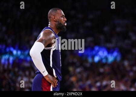 Paris, France, 6 août 2024. LeBron James (6 ans) de Team United States regarde lors du match des Jeux Olympiques de Paris 2024 du quart de finale masculin de basket-ball entre les États-Unis et le Brésil à la Bercy Arena le 6 août 2024 à Paris, France. Crédit : Pete Dovgan/Speed Media/Alamy Live News Banque D'Images