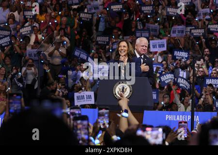 Philadelphie, États-Unis. 06 août 2024. La vice-présidente Kamala Harris monte sur scène lors de son premier rassemblement de campagne après avoir choisi Tim Walz, gouverneur du Minnesota, comme vice-président de la course à l'Université Temple, le mardi 6 août 2024 à Philadelphie, PA. Photo de Jemal Countess/UPI crédit : UPI/Alamy Live News Banque D'Images