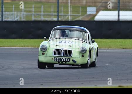 David Eales, MG A Roadster, The Adams & page Swinging Sixties/Mintex Classic K, quarante minutes de course pour la série combinée avec un mandat Banque D'Images