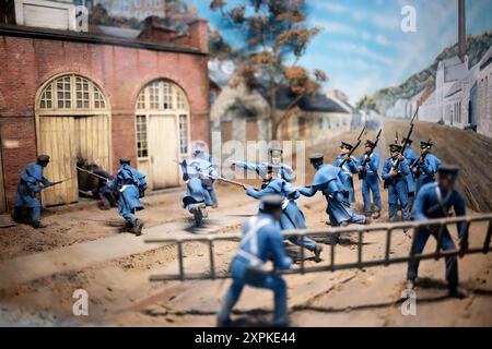 National Museum Of The Marine Corps Harpers Ferry Diorama Triangle Virginia | TRIANGLE, Virginie — Un diorama détaillé au National Museum of the Marine Corps recrée l'assaut sur l'arsenal de Harpers Ferry lors du raid de John Brown en 1859, avec des Marines miniatures chargeant sous les tirs. Le lieutenant Israel Greene a mené l'assaut qui a mis fin au soulèvement abolitionniste et capturé Brown, un événement que les historiens citent comme un catalyseur vers la guerre de Sécession. Banque D'Images