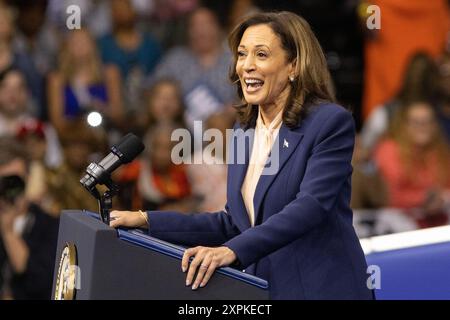 Philadelphie, États-Unis. 06 août 2024. La vice-présidente et candidate à la présidence Kamala Harris annonce que le gouverneur du Minnesota Tim Walz sera son candidat à la vice-présidence lors de leur premier rassemblement de campagne à Temple University à Philadelphie, PA, le mardi 6 août 2024. Photo par photo par Laurence Kesterson/UPI crédit : UPI/Alamy Live News Banque D'Images