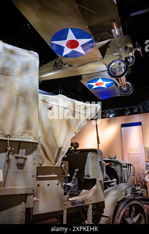 TRIANGLE, Virginie — la deuxième exposition de camions standard B au Musée national du corps des Marines met en lumière l'évolution de la conception des véhicules militaires pendant la première Guerre mondiale. développé par le département du quartier-maître de l'armée, le camion standard B a servi de précurseur au Liberty Truck, le premier véhicule militaire standardisé. Au-dessus du camion, un avion de reconnaissance Thomas Morse S-4B est exposé, soulignant les progrès de la technologie aéronautique pendant la guerre. Le S-4B a été utilisé comme avion d'entraînement et de repérage, contribuant de manière significative à la préparation des pilotes et aux efforts de reconnaissance. Banque D'Images