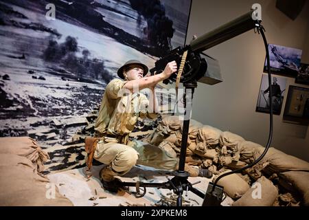 TRIANGLE, Virginie, États-Unis — L'exposition de Wake Island présentant une mitrailleuse Browning 1917A1 au Musée national du corps des Marines à Triangle, Virginie. Cette exposition commémore la défense héroïque de l'île de Wake par les Marines américains, les marins et les entrepreneurs civils contre les forces japonaises en décembre 1941, au début de l'implication de l'Amérique dans la IIe Guerre mondiale. L'exposition met en évidence le rôle critique d'armes comme la mitrailleuse Browning dans la défense de l'île. Banque D'Images