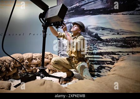 TRIANGLE, Virginie, États-Unis — L'exposition de Wake Island présentant une mitrailleuse Browning 1917A1 au Musée national du corps des Marines à Triangle, Virginie. Cette exposition commémore la défense héroïque de l'île de Wake par les Marines américains, les marins et les entrepreneurs civils contre les forces japonaises en décembre 1941, au début de l'implication de l'Amérique dans la IIe Guerre mondiale. L'exposition met en évidence le rôle critique d'armes comme la mitrailleuse Browning dans la défense de l'île. Banque D'Images