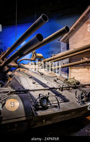 TRIANGLE, Virginie — L'exposition des Marines au Vietnam au Musée national du corps des Marines présente le M50A1 Ontos, soulignant son rôle crucial pendant la bataille de Hué. Équipés de six fusils sans recul M40 de 106 mm, les Ontos ont fourni une puissance de feu et une mobilité essentielles dans le combat de rue en rue qui a défini cette bataille critique. Cette exposition présente l'adaptabilité et l'efficacité du corps des Marines dans la guerre urbaine pendant la guerre du Vietnam. Banque D'Images