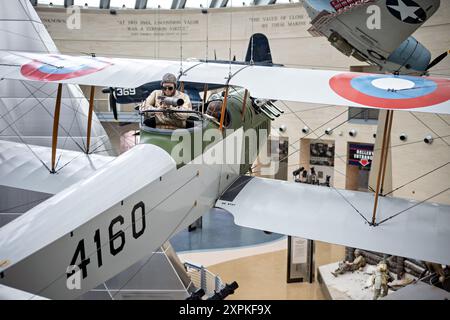 TRIANGLE, Virginie — L'exposition de soutien aérien Curtiss JN-4HG Jenny Close au Musée national du corps des Marines présente l'utilisation innovante du Curtiss Jenny dans les débuts de l'aviation du corps des Marines. Cette exposition souligne le rôle des aviateurs marins dans le développement du concept de soutien aérien rapproché lors des opérations en Haïti, en République dominicaine et au Nicaragua. L'exposition présente le Curtiss JN-4HG, démontrant son importance dans le soutien des troupes terrestres au début du XXe siècle. Banque D'Images